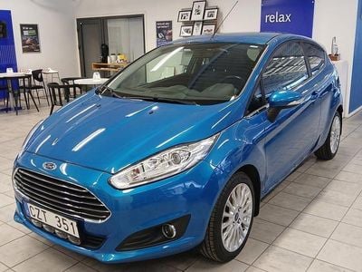Begagnad Ford Fiesta Titanium 101 HK (74 kW) 2014 Blue candy met Halvkombi