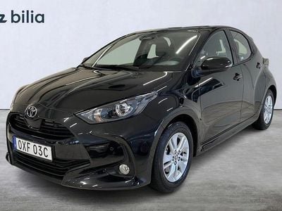 Svart Begagnad 2025 Toyota Yaris Hybrid Active Halvkombi | 259 900 kr (Marknadspris)