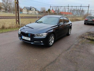 Begagnad BMW 318 Sport Line 143 HK (105 kW) 2013 Blå Sedan