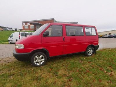 Röd Begagnad 2000 VW Caravelle Minibuss | 40 000 kr