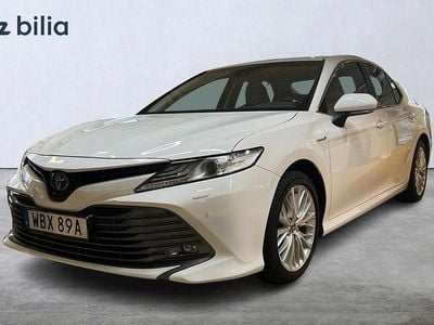Vit Begagnad 2019 Toyota Camry Hybrid Executive Sedan | 259 900 kr (Marknadspris)