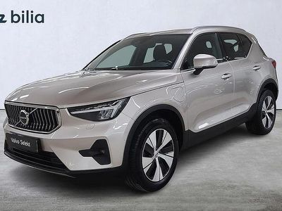 Ljusgrå Begagnad 2022 Volvo XC40 Core SUV | 354 000 kr (Marknadspris)