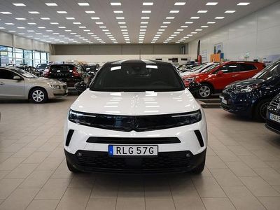 Vit Begagnad 2024 Opel Mokka GS Line SUV | 269 900 kr (Marknadspris)