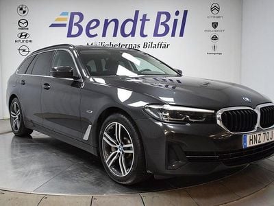 Grå Begagnad 2022 BMW 530e Sport Line Kombi | 284 500 kr (Marknadspris)