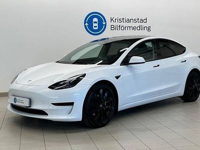 Vit Begagnad 2022 Tesla Model 3 Standard Range Sedan | 269 900 kr (Marknadspris)