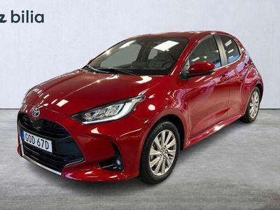 begagnad Toyota Yaris Hybrid 1,5 5D Style Edition Säkerhetspaket 2023 Röd