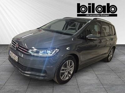Mörkgrå Begagnad 2024 VW Touran Life Minibuss | 369 000 kr (Marknadspris)