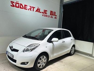 Begagnad Toyota Yaris 101 HK (74 kW) 2010 Vit Halvkombi
