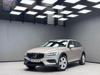 Ljusgrå Begagnad 2022 Volvo V60 CC Momentum Kombi | 359 900 kr (Marknadspris)