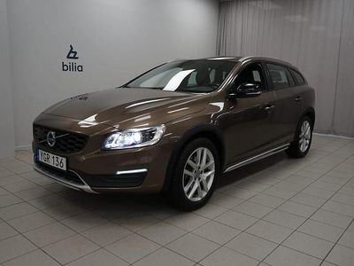 Brun Begagnad 2016 Volvo V60 CC Summum Kombi | 179 900 kr (Marknadspris)