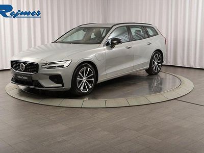 Grå Begagnad 2024 Volvo V60 Plus Kombi | 439 900 kr (Marknadspris)