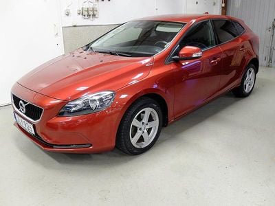 Begagnad Volvo V40 Kinetic 120 HK (88 kW) 2016 Röd Halvkombi