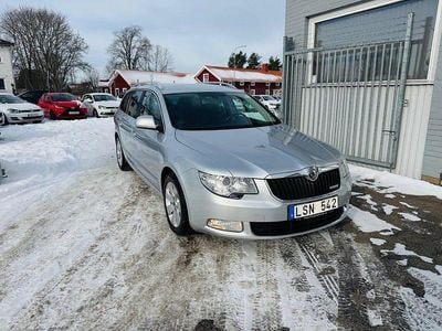 Begagnad Skoda Superb Ambition 105 HK (77 kW) 2011 Silver Kombi