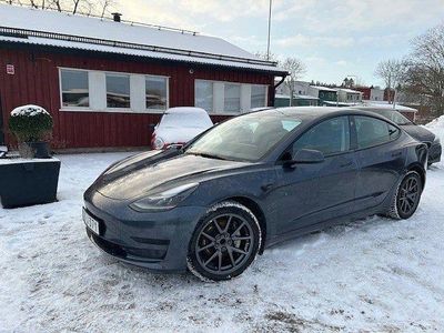 Grå Begagnad 2021 Tesla Model 3 Standard Range Plus Sedan | 279 700 kr (Lite dyr)