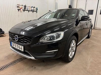 Svart Begagnad 2016 Volvo V60 CC Summum Kombi | 159 500 kr (Lite dyr)