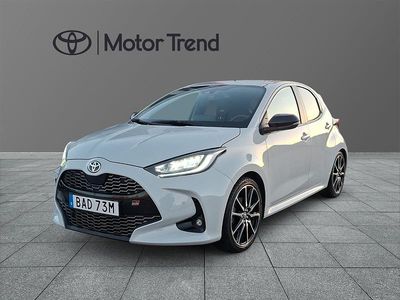 Grå Begagnad 2022 Toyota Yaris Hybrid Sport Halvkombi | 239 900 kr (Marknadspris)
