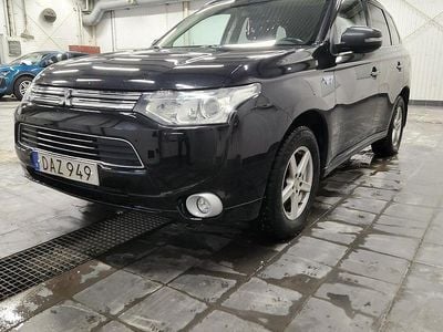 Svart Begagnad 2014 Mitsubishi Outlander P-HEV SUV | 109 900 kr (Marknadspris)