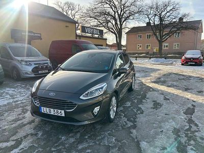 Begagnad Ford Fiesta Titanium 101 HK (74 kW) 2018 Gråmet Halvkombi