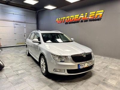 Begagnad Skoda Superb Ambition 140 HK (102 kW) 2013 Silver Kombi