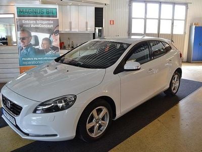 Vit Begagnad 2015 Volvo V40 Kinetic Halvkombi | 109 900 kr (Marknadspris)
