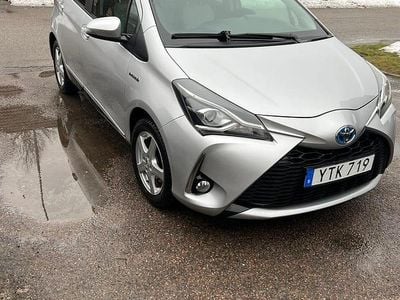 Begagnad Toyota Yaris Hybrid 101 HK (74 kW) 2017