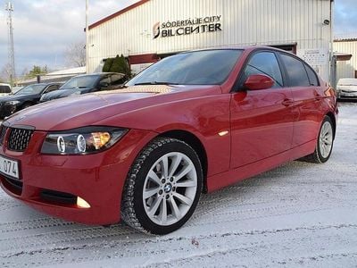Röd met Begagnad 2007 BMW 318 Advantage Sedan | 77 900 kr (Lite dyr)