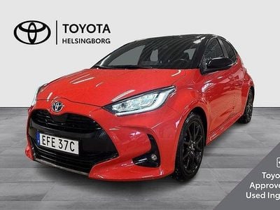 Röd Begagnad 2022 Toyota Yaris Hybrid Style Halvkombi | 239 500 kr (Marknadspris)