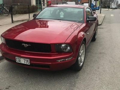 Vinröd Begagnad 2006 Ford Mustang Sportkupé | 100 000 kr (Superpris)