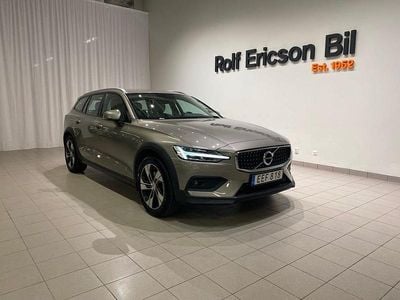 Grå Begagnad 2019 Volvo V60 CC Kombi | 349 500 kr (Marknadspris)