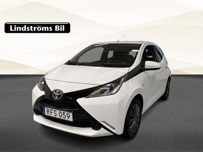 Begagnad Toyota Aygo X-play 69 HK (50 kW) 2017 Vit Halvkombi