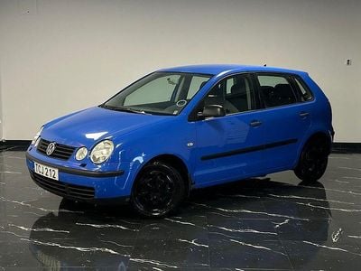 Ljusblå Begagnad 2002 VW Polo Halvkombi | 19 900 kr (Marknadspris)