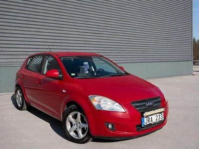 Begagnad Kia Ceed 90 HK (66 kW) 2009 Röd Halvkombi