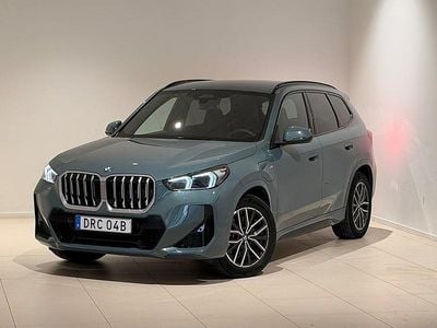 Grön Begagnad 2025 BMW X1 Comfort Edition SUV | 539 000 kr (Marknadspris)