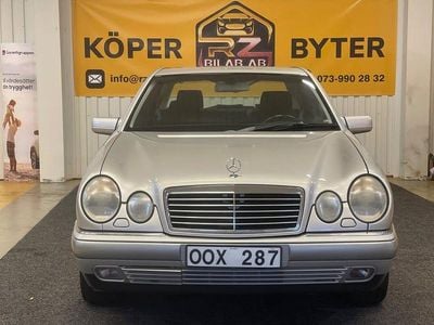 Ljusgrå Begagnad 1999 Mercedes E240 Elegance Sedan | 39 900 kr