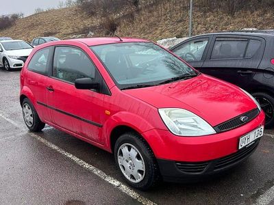 Begagnad Ford Fiesta 70 HK (51 kW) 2004 Röd Halvkombi