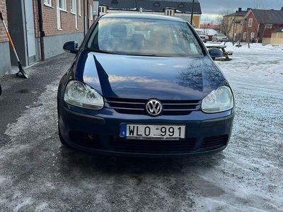 Mörkblå Begagnad 2005 VW Golf IV Halvkombi | 24 500 kr (Lite dyr)