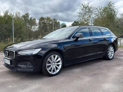 Svart Begagnad 2022 Volvo V90 Momentum Kombi | 159 900 kr (Dyr)
