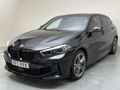 Begagnad BMW M135 M Performance 306 HK (225 kW) 2021 Svart Halvkombi
