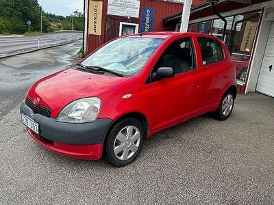 Röd Begagnad 2002 Toyota Yaris Halvkombi | 29 500 kr (Marknadspris)