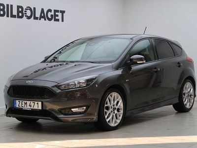Grå Begagnad 2017 Ford Focus ST-Line Halvkombi | 149 800 kr (Marknadspris)