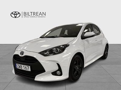 Vit Begagnad 2023 Toyota Yaris Hybrid Active Halvkombi | 238 900 kr (Marknadspris)