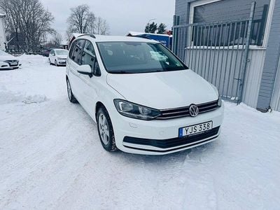 Vit Begagnad 2017 VW Touran Minibuss | 199 900 kr (Bra pris)
