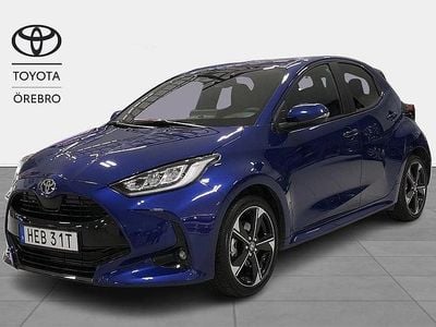Mörkblå Ny 2025 Toyota Yaris Hybrid Style Halvkombi | 294 900 kr (Marknadspris)