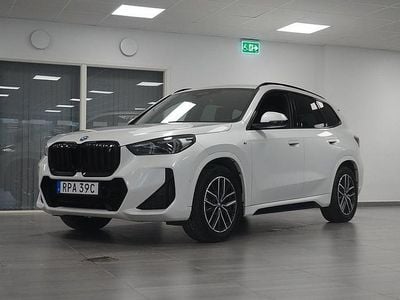 Vit Begagnad 2023 BMW iX1 Comfort Edition SUV | 449 800 kr (Marknadspris)