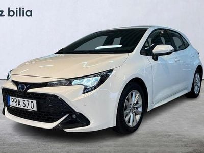 Begagnad Toyota Corolla Hybrid Active 141 HK (103 kW) 2023 Vit Halvkombi