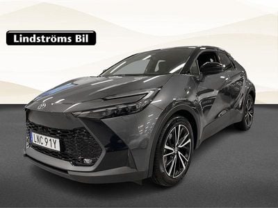 Mörkgrå Begagnad 2025 Toyota C-HR Executive SUV | 414 900 kr (Marknadspris)