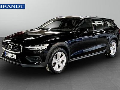 Svart Begagnad 2023 Volvo V60 CC Core Kombi | 334 900 kr (Marknadspris)