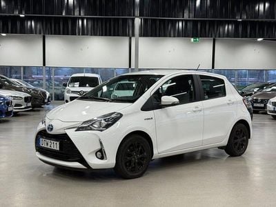 Vit Begagnad 2018 Toyota Yaris Hybrid Active Halvkombi | 129 900 kr (Marknadspris)