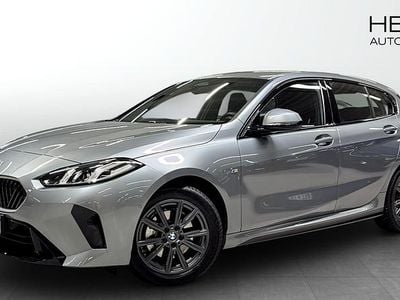 Grå Begagnad 2025 BMW 120 Shadowline Halvkombi | 368 700 kr