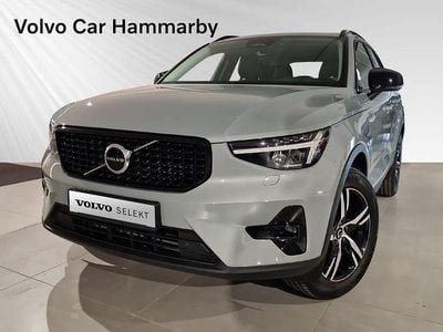 Grå Begagnad 2024 Volvo XC40 Plus SUV | 394 900 kr (Marknadspris)